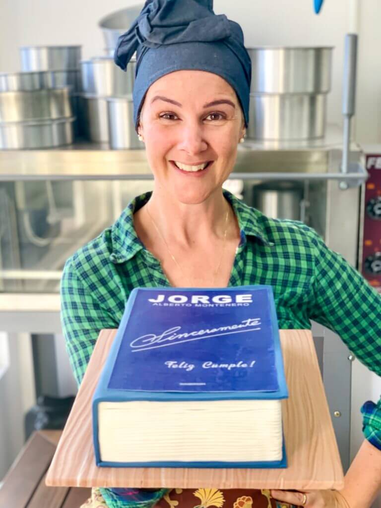 Bolo Mariana com Livro