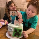 Criança com bolo Minecraff