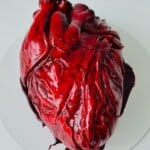 Bolo escupido coração humano